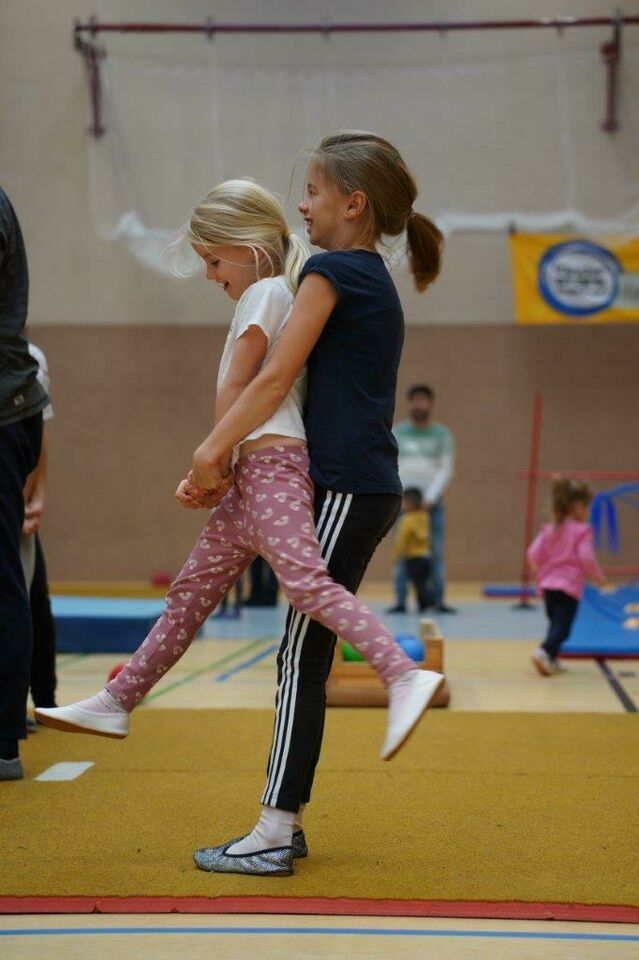 dsc01204a partnerakrobatik mit schwester