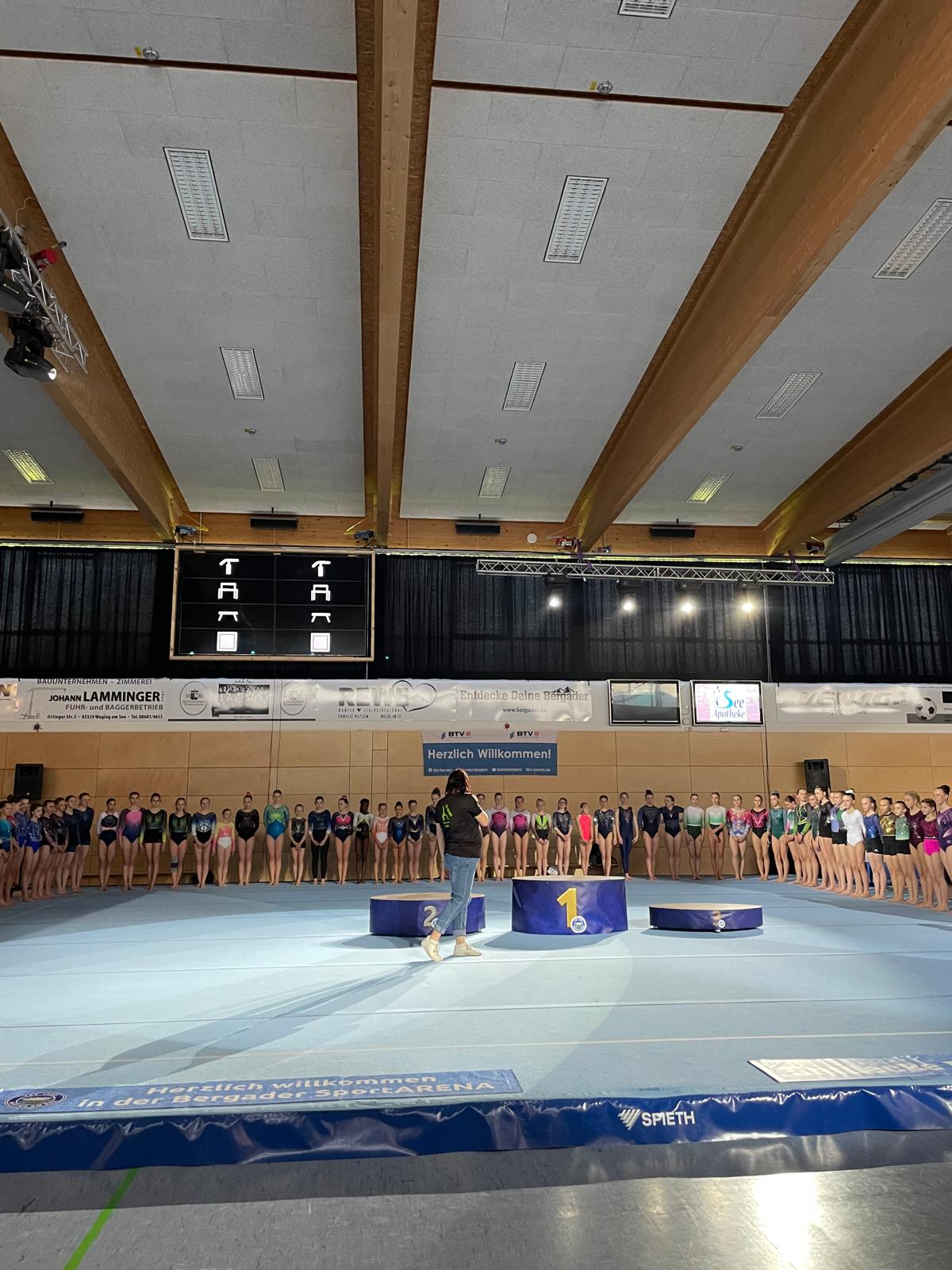 Bayerncup Turnerinnen der AK12 13 und AK14 15 bei der Siegerehrung